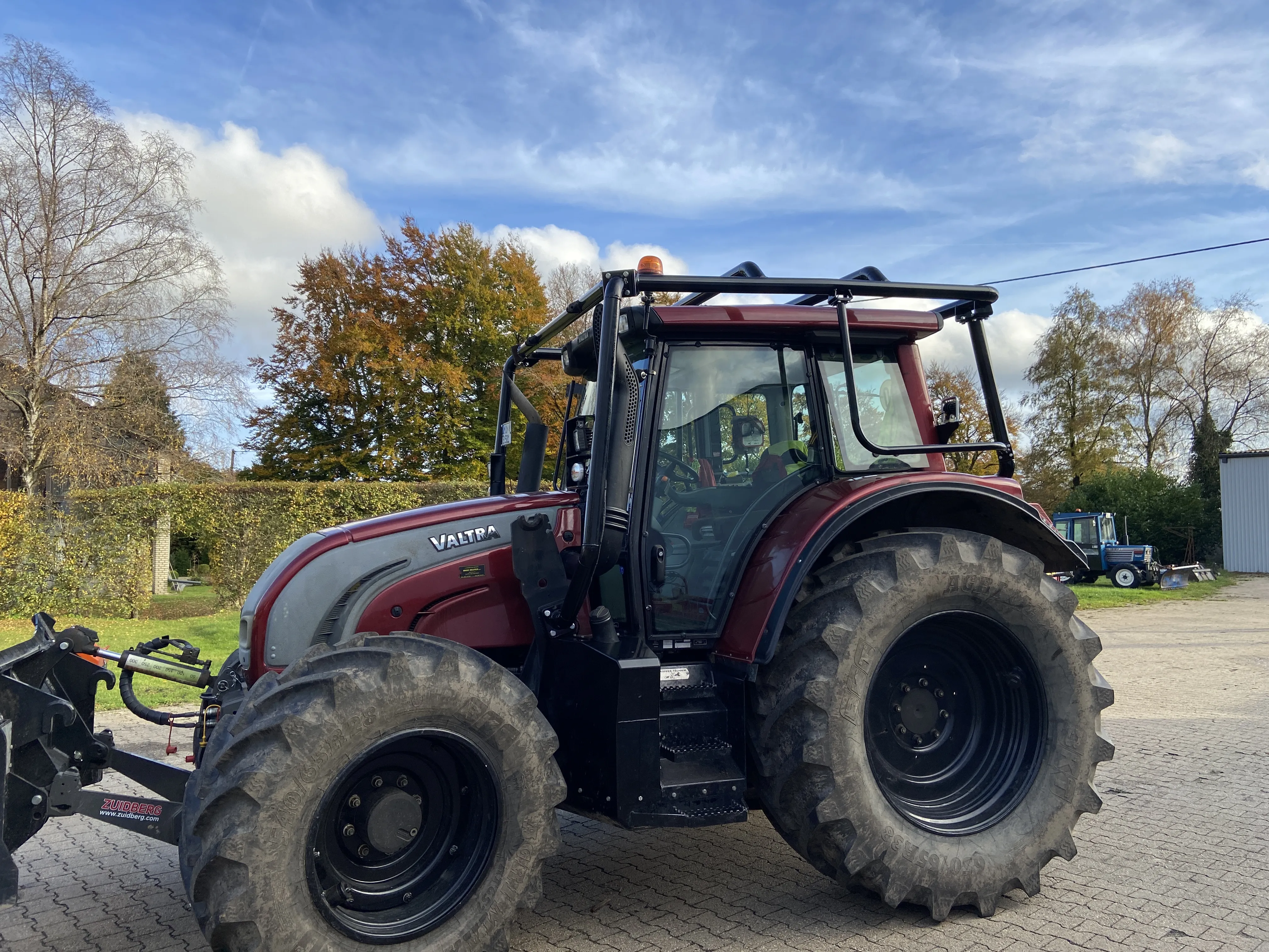 valtra-schlepper-rot